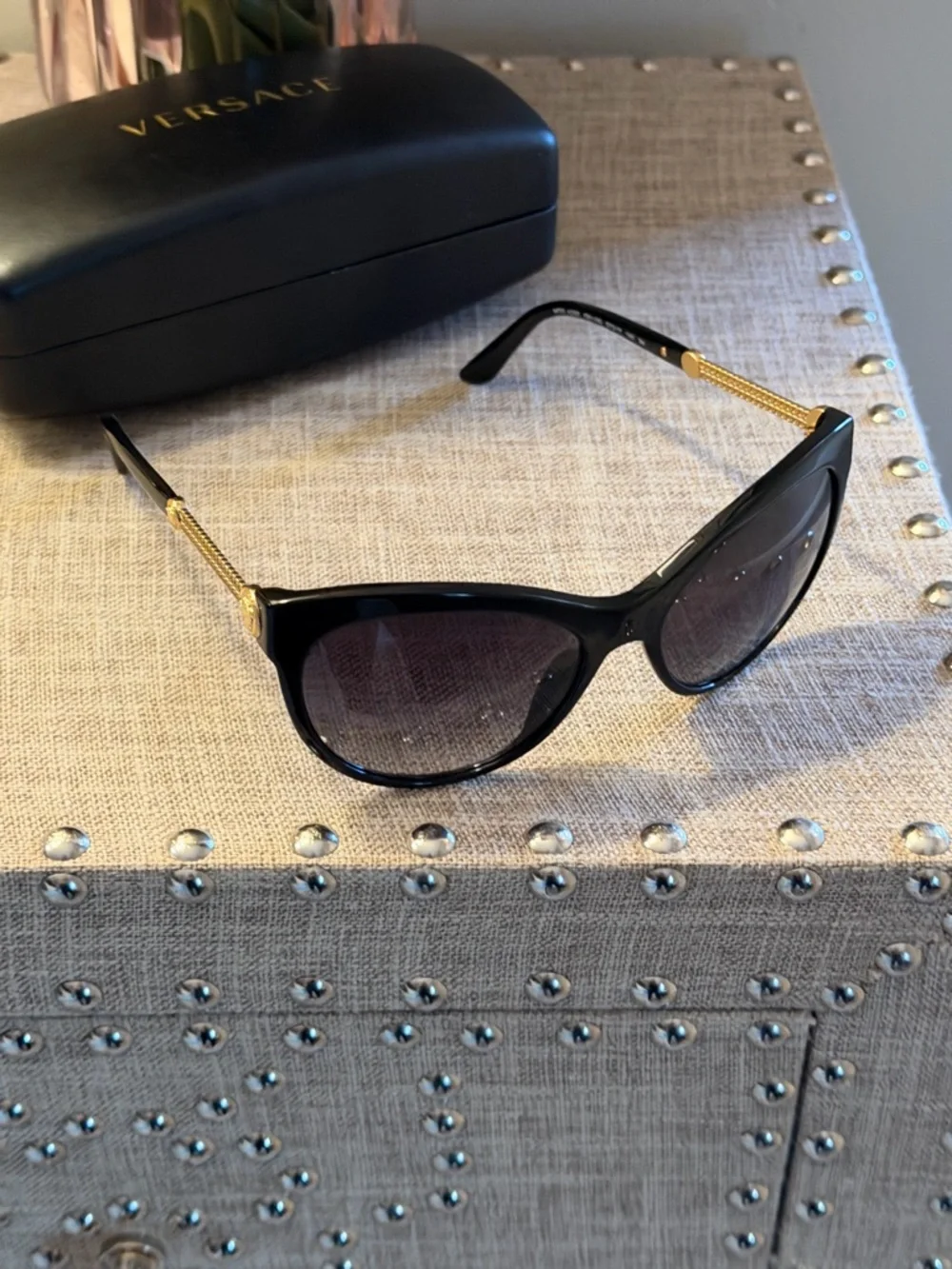 Versace EUC Black Cat-Eye Sunglasses w Gold la Greca Accents Case + Care Card